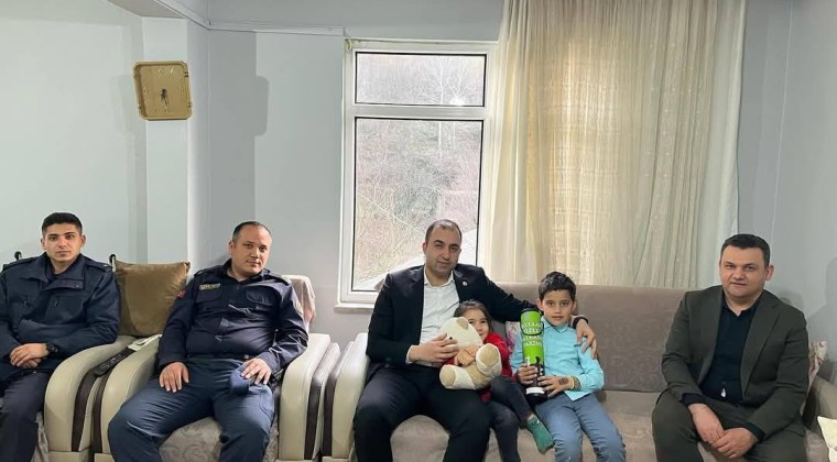Ormanda Kaybolan Minik Hira’ya Şefkat Eli